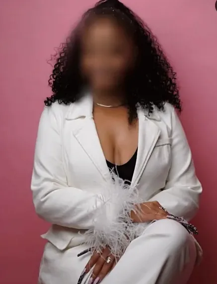 Emilia, 39