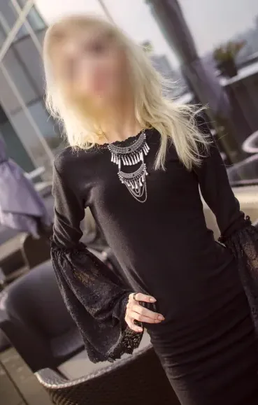 Manuela, 25