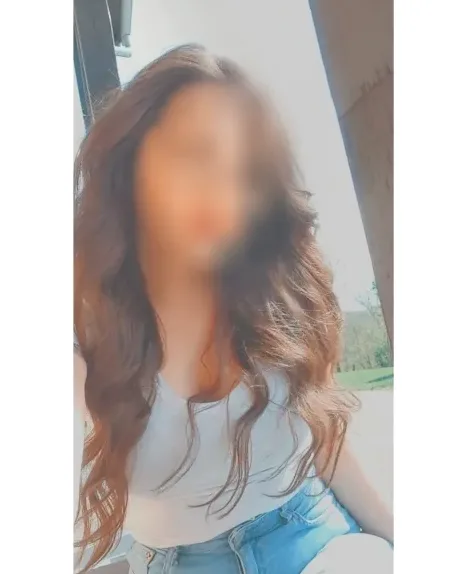 Nina, 24